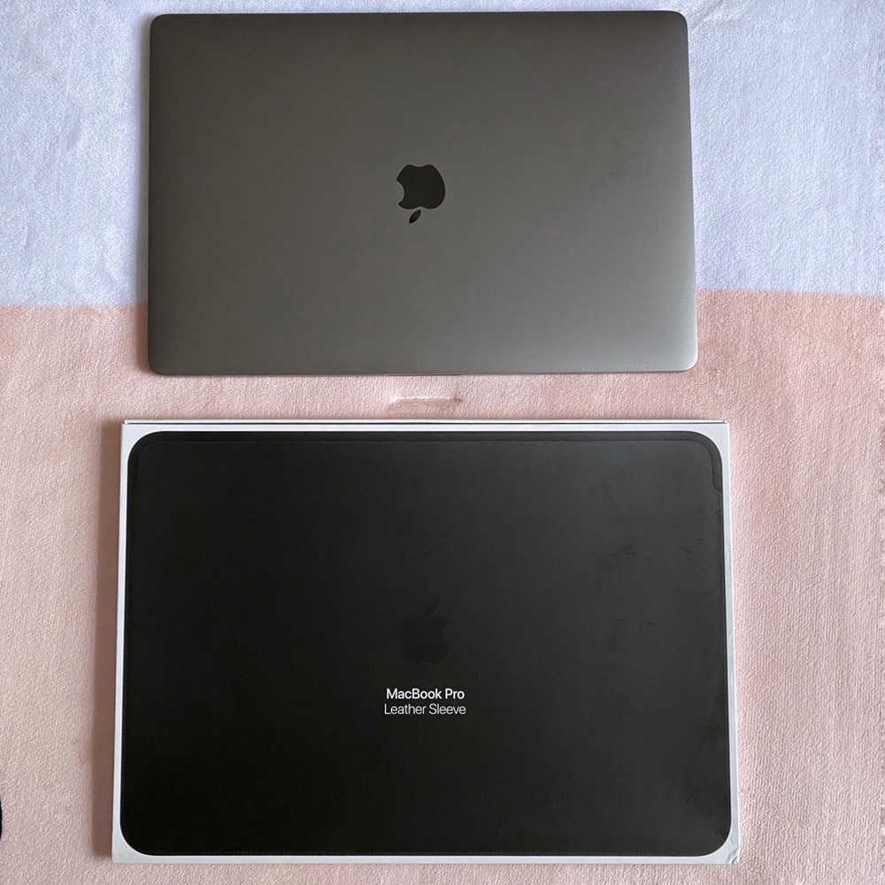 Leather Sleeve for 15-inch MacBook Pro in Black